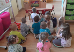 Dzieci oglądają teatrzyk Kamishibai pt. "Kopciuszek".